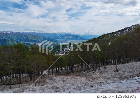 上越飯山線の残雪の関田峠から望む奥志賀の山々 125962978