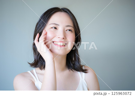 使いやすい素肌感が美しい若い女性の美容やビューティーイメージクローズアップ 使いやすい素肌感が美しい若い女性の美容やビューティーイメージクローズアップ 125963072