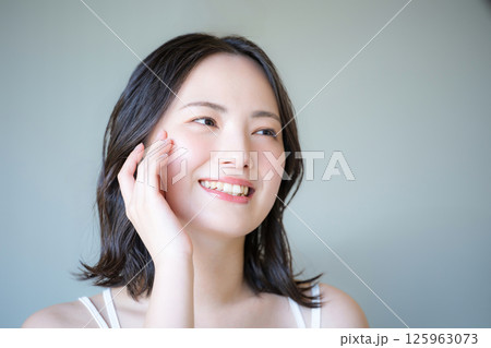 使いやすい素肌感が美しい若い女性の美容やビューティーイメージクローズアップ 使いやすい素肌感が美しい若い女性の美容やビューティーイメージクローズアップ 125963073