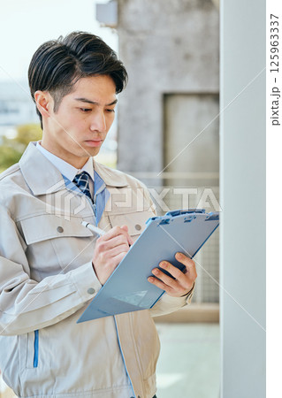 チェックする20代の若い男性 125963337