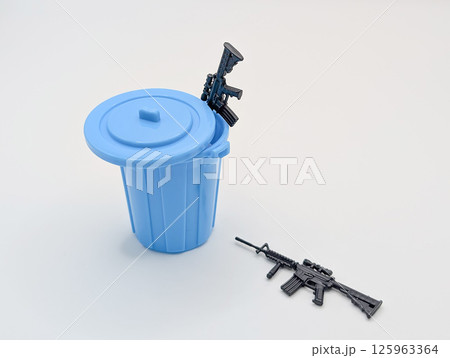 銃はゴミ箱へ 125963364