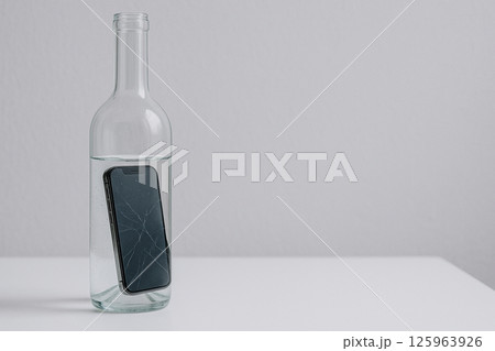 水の入った瓶の中にあるスマホ 125963926