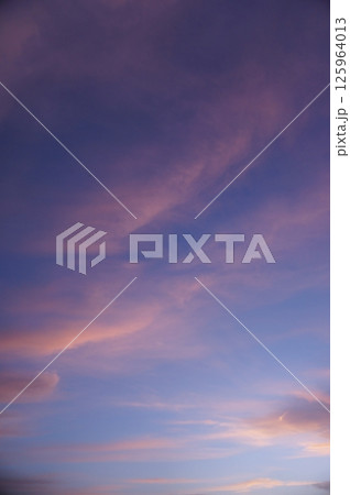 マジックアワー　ピンク色に染まる夕焼け空 125964013