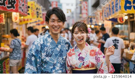 夏祭りを楽しむ日本人男性と日本人女性のカップル6 125964014