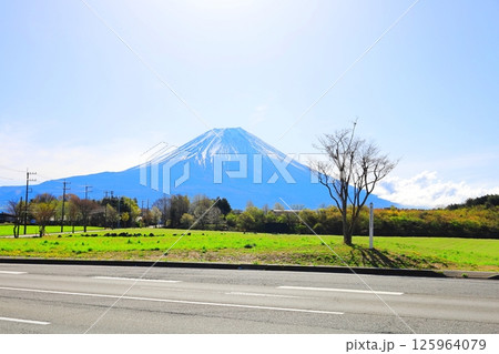 朝霧高原と富士山/静岡県富士宮市 朝霧高原と富士山/静岡県富士宮市 125964079