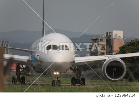 飛行機 航空機 ひこうき 125964214