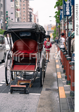 レトロな旅の移動手段 浅草の人力車 レトロな旅の移動手段 浅草の人力車 125964383