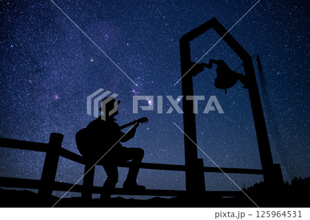 星空とギター弾きのシルエット 125964531