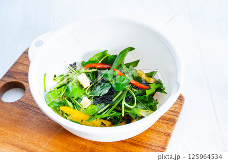 三つ葉とねぎとチーズのチョレギ風サラダ作り 125964534