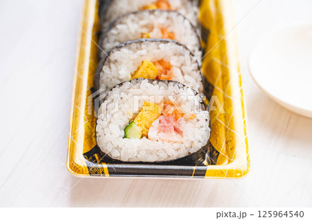 スーパーの海鮮巻き 125964540