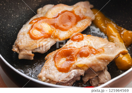 味噌の素を塗って焼く鶏モモ肉 125964569