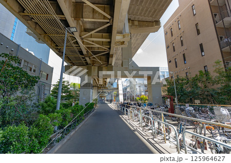 首都高速道路の高架下の自転車置き場　ゴミが落ちていない綺麗な歩道 125964627