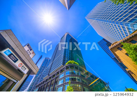 日本の東京都市景観 東京メトロ丸ノ内線東京駅（出入口M10）やハロ、丸の内のビル群を望む 125964932