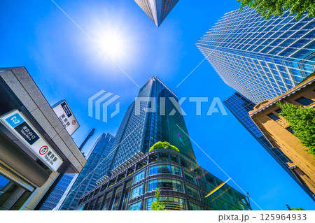 日本の東京都市景観 東京メトロ丸ノ内線東京駅（出入口M10）やハロ、丸の内のビル群を望む 125964933