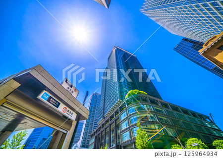 日本の東京都市景観 東京メトロ丸ノ内線東京駅(出入口M10)やハロ、丸の内のビル群を望む 日本の東京都市景観 東京メトロ丸ノ内線東京駅(出入口M10)やハロ、丸の内のビル群を望む 125964934