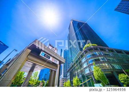 日本の東京都市景観 東京メトロ丸ノ内線東京駅（出入口M10）やハロ、丸の内のビル群を望む 125964936
