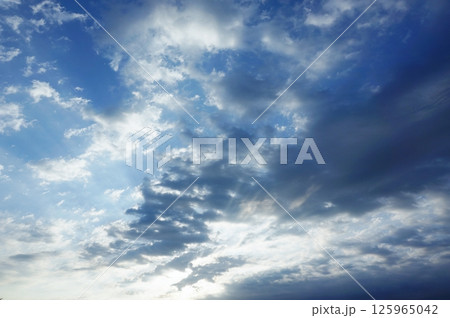 青空と雲のコントラストが美しい風景 125965042