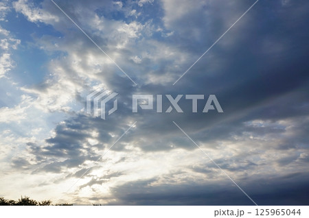 青空と雲のコントラストが美しい風景 125965044