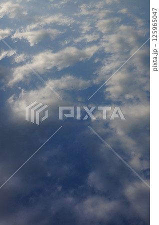 青空と雲のコントラストが美しい風景 125965047