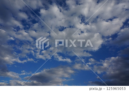 青空と雲のコントラストが美しい風景 125965053