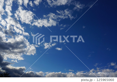 青空と雲のコントラストが美しい風景 125965060