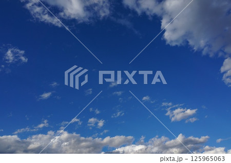 青空と雲のコントラストが美しい風景 青空と雲のコントラストが美しい風景 125965063