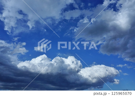 青空と雲のコントラストが美しい風景 125965070
