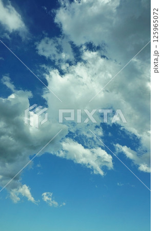 青空と雲のコントラストが美しい風景 125965072