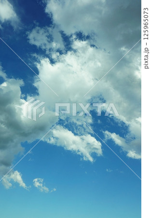 青空と雲のコントラストが美しい風景 125965073