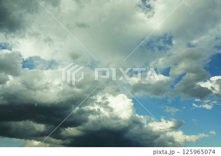 青空と雲のコントラストが美しい風景 125965074