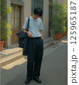 ガックリ落ち込んでいる少年 125965187