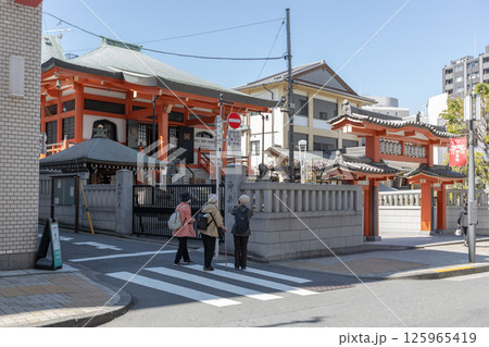 東京都の神楽坂の善國寺の前を観光しているシニア世代の女性たち 125965419