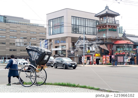 出抜小路と人力車 125966102
