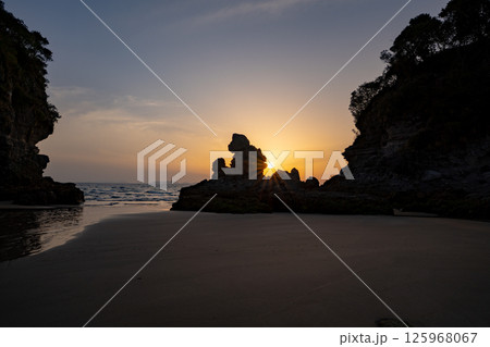 人形岩の夕景（薩摩川内市） 125968067