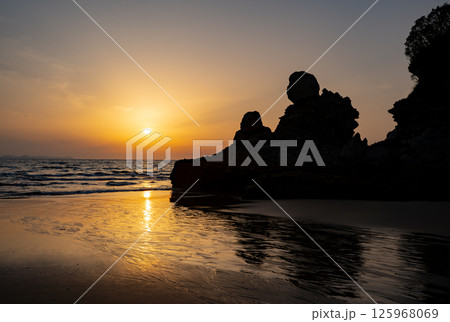人形岩の夕景（薩摩川内市） 125968069