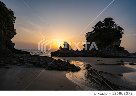 人形岩の夕景（薩摩川内市） 125968072