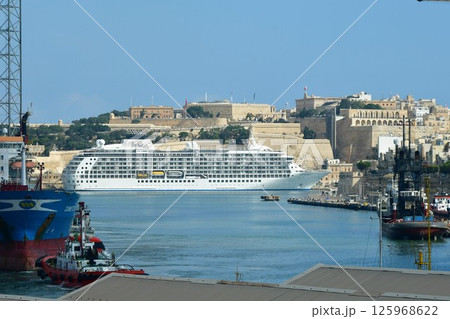 マルタ共和国、マルタ島、スリーシティーズ、グランドハーバーに停泊するクルーズ船、バレッタ遠望 125968622