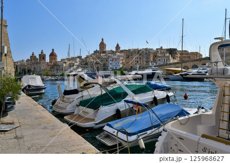 マルタ共和国、マルタ島、スリーシティーズ、セングレアからのヴィットリオーザ遠望、ヨットハーバー 125968627