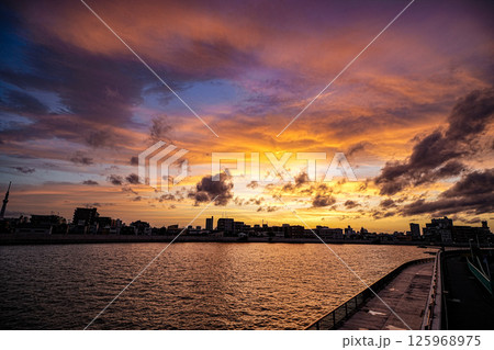 葛飾奥戸に流れる中川の夕焼け 125968975