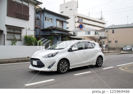 コンパクトカー　　道路走行 125969486