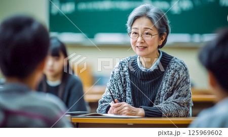 笑顔で学ぶシニア女性と教室の温かい空気 125969602