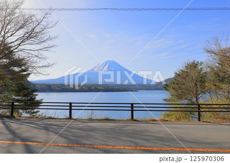 富士山と本栖湖 125970306