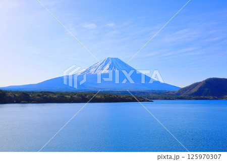 富士山と本栖湖 125970307