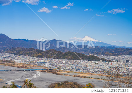 静岡市の円山花木園から見た静岡市の街並みと富士山(静岡県) 125971322