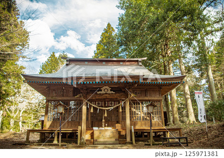 青空に映える白河神社の拝殿 125971381