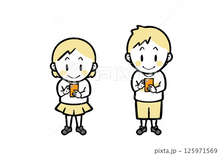 スマホを操作する、普段着の男女の子ども 125971569