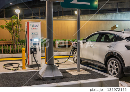 夜の圏央道　厚木PAの急速充電設備 125972153