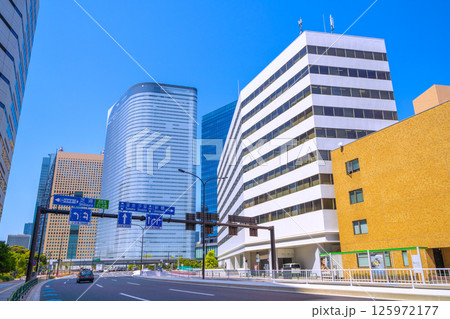 日本の東京都市景観 この先で、6車線が広がる汐先橋交差点前。奥は電通 日本の東京都市景観 この先で、6車線が広がる汐先橋交差点前。奥は電通 125972177