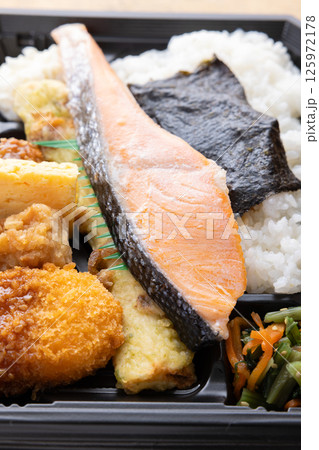 おいしい塩鮭の海苔弁当 125972178