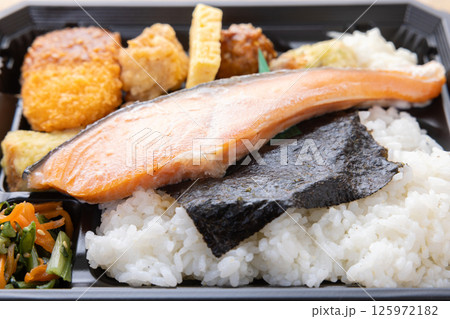 おいしい塩鮭の海苔弁当 おいしい塩鮭の海苔弁当 125972182